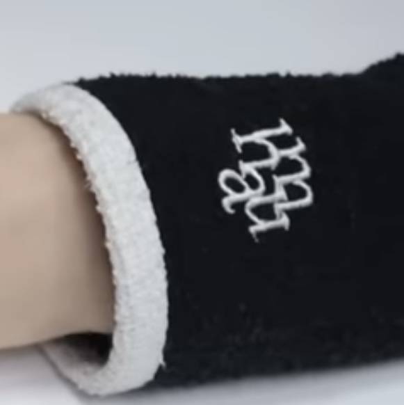 [잡담] 옷 로고 뭔지 아는 사람 ..!? | 인스티즈