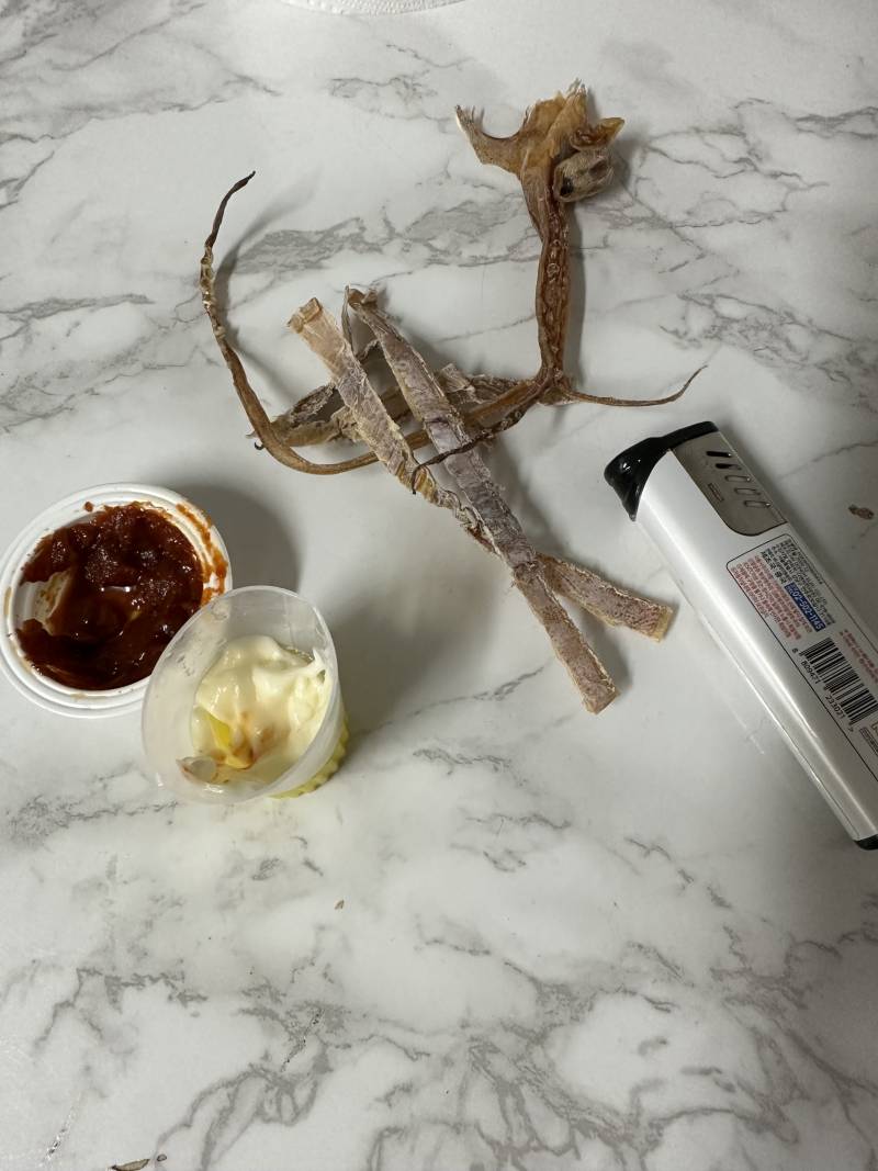 [잡담] 어제 다이어트중인데 밤에 넘 배고파서 편의점에서 마른 오징어 사왔거든 | 인스티즈