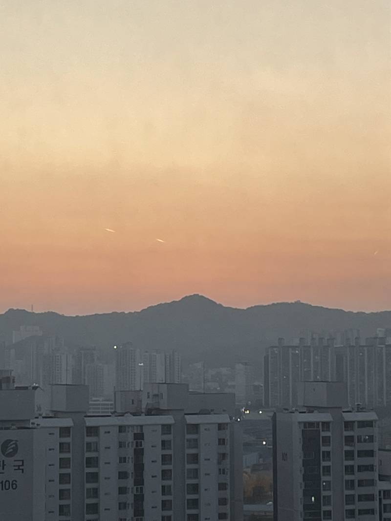 [잡담] 얘들아 이거 하늘에 이거 뭘까?? 유에포일까 | 인스티즈