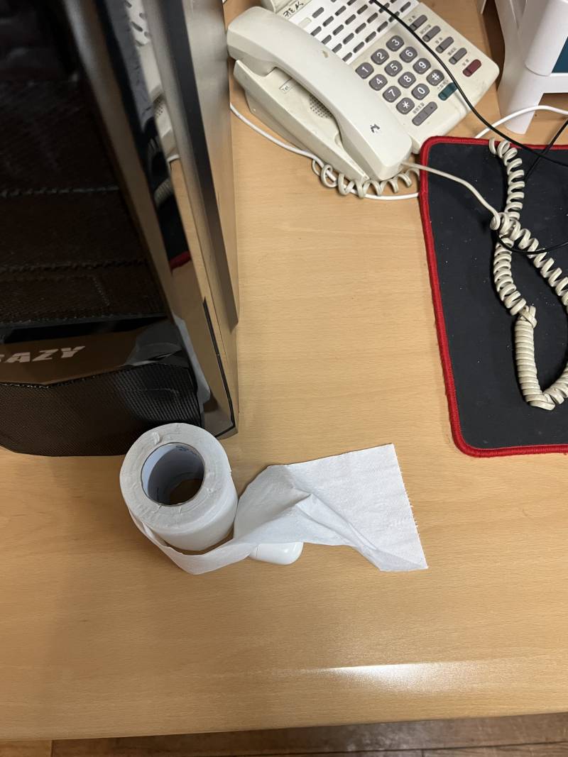 [잡담] 에어팟 찾았다…. 보여..? | 인스티즈