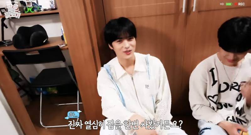 굳이 쓰레기까지 가방에 넣어 다니는 남자 아이돌.jpg | 인스티즈