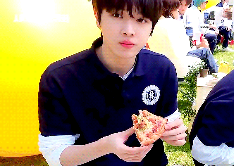 [잡담] 성찬이한테 햄버거 초밥 노랑통닭 딸쿠스 자바칩 떡볶이(순한맛) 복숭아를 사주고 싶다 | 인스티즈