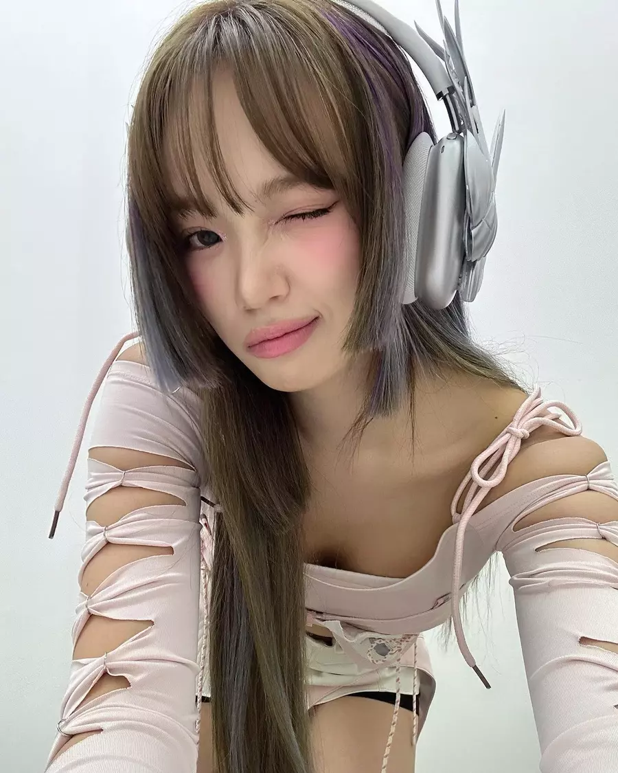 김채원 셀카 webp 소량 공유 | 인스티즈