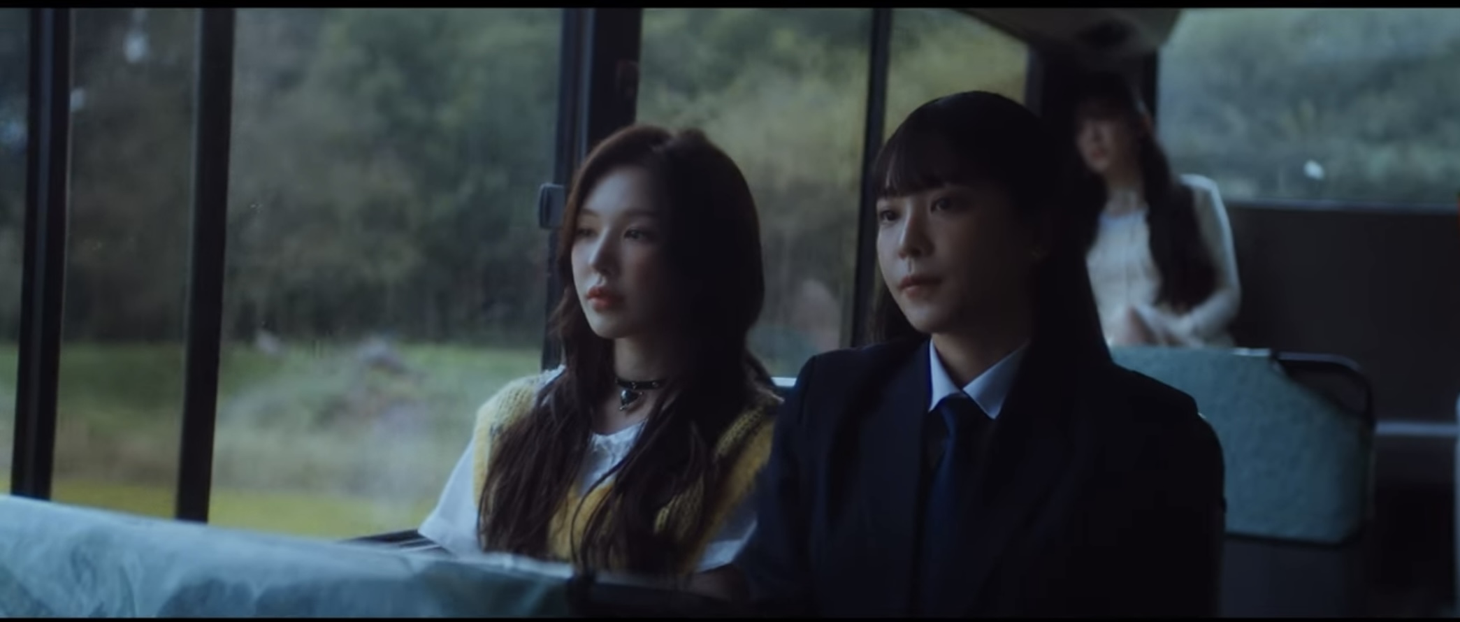 [잡담] 레벨 뮤비 보다가 예리 이 옷 보고 드라마 생각남 | 인스티즈