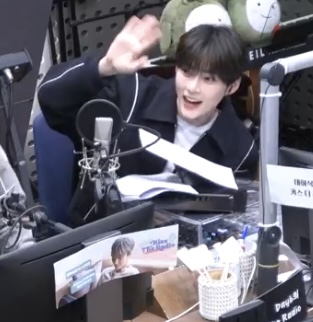 [잡담] 성한빈 방금 라디오 혼자 미션있던거 아니지???? | 인스티즈