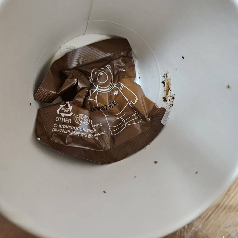 [잡담] 이거 스프 뜯기도 전에 묻혀져 있는데 어디다 말해야 되나 | 인스티즈