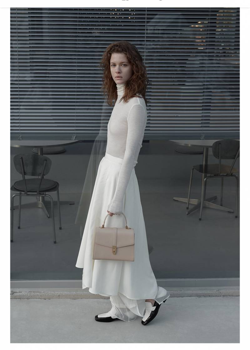 [잡담] 20대 중반 가방 골라주세요.. | 인스티즈