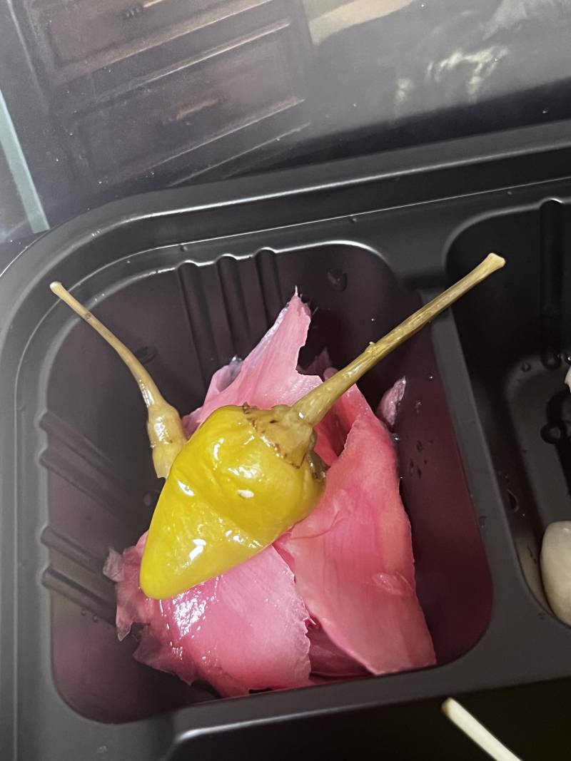 [잡담] 회 먹는데 이거 머야? 이 고추? | 인스티즈