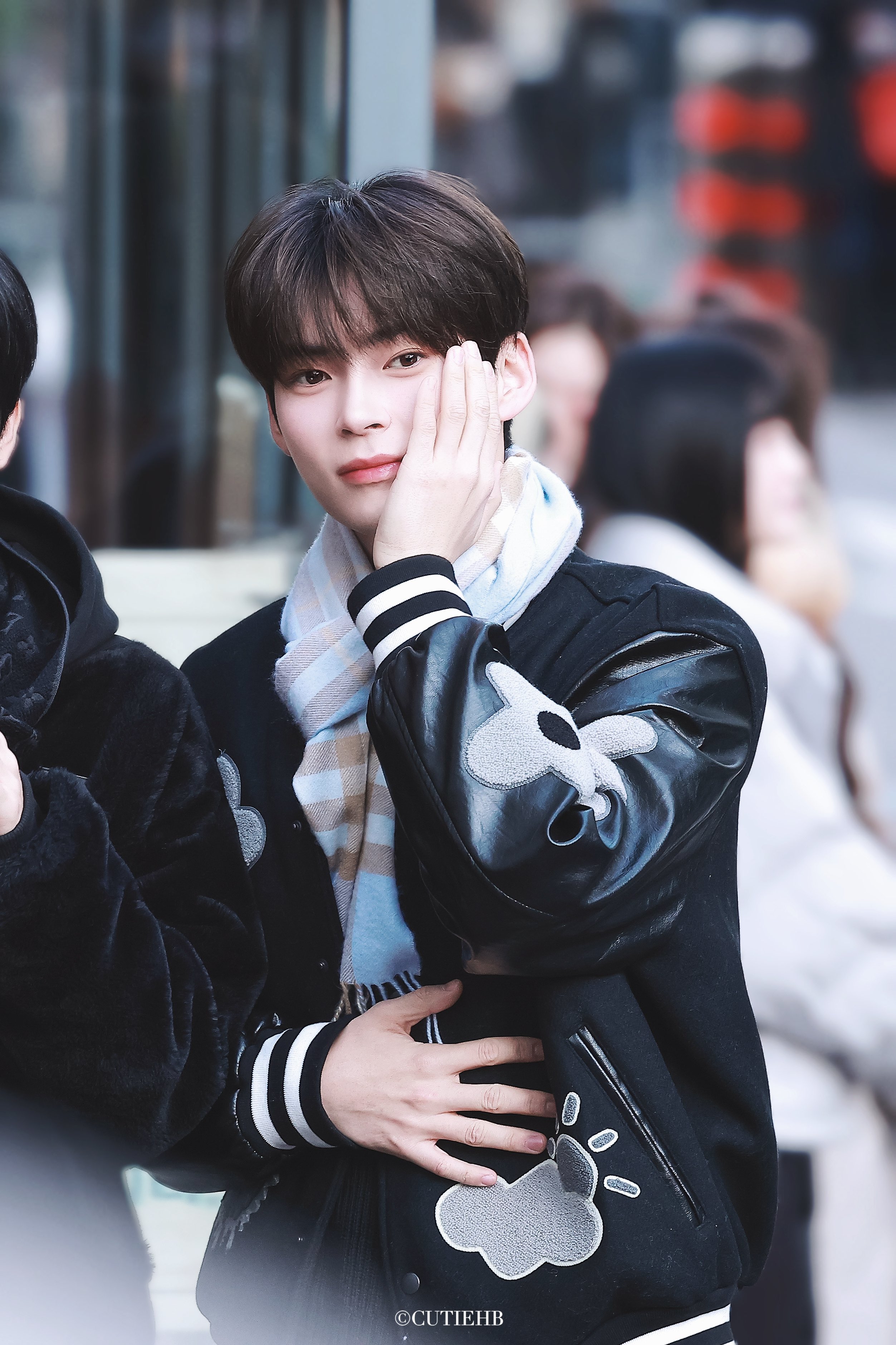 [잡담] 성한빈 목도리 뭐지 | 인스티즈