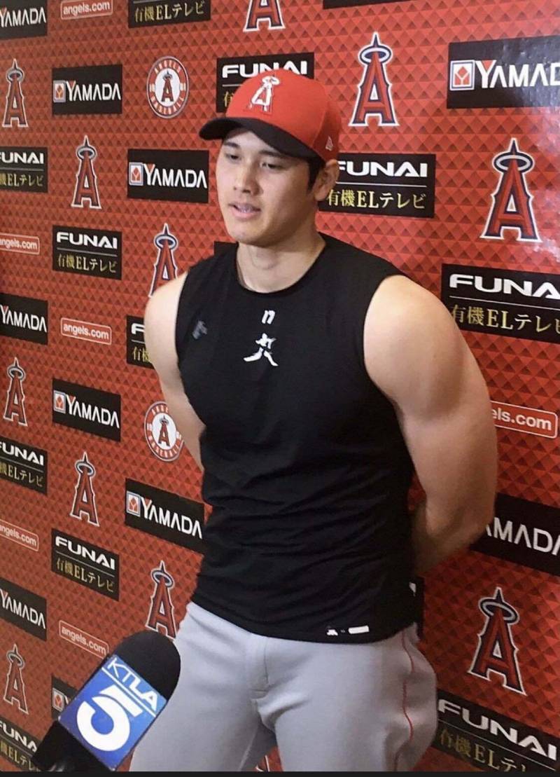 [잡담] 여익들아 이렇게 키 크고 어깨 넓은 남자는 별로지? | 인스티즈