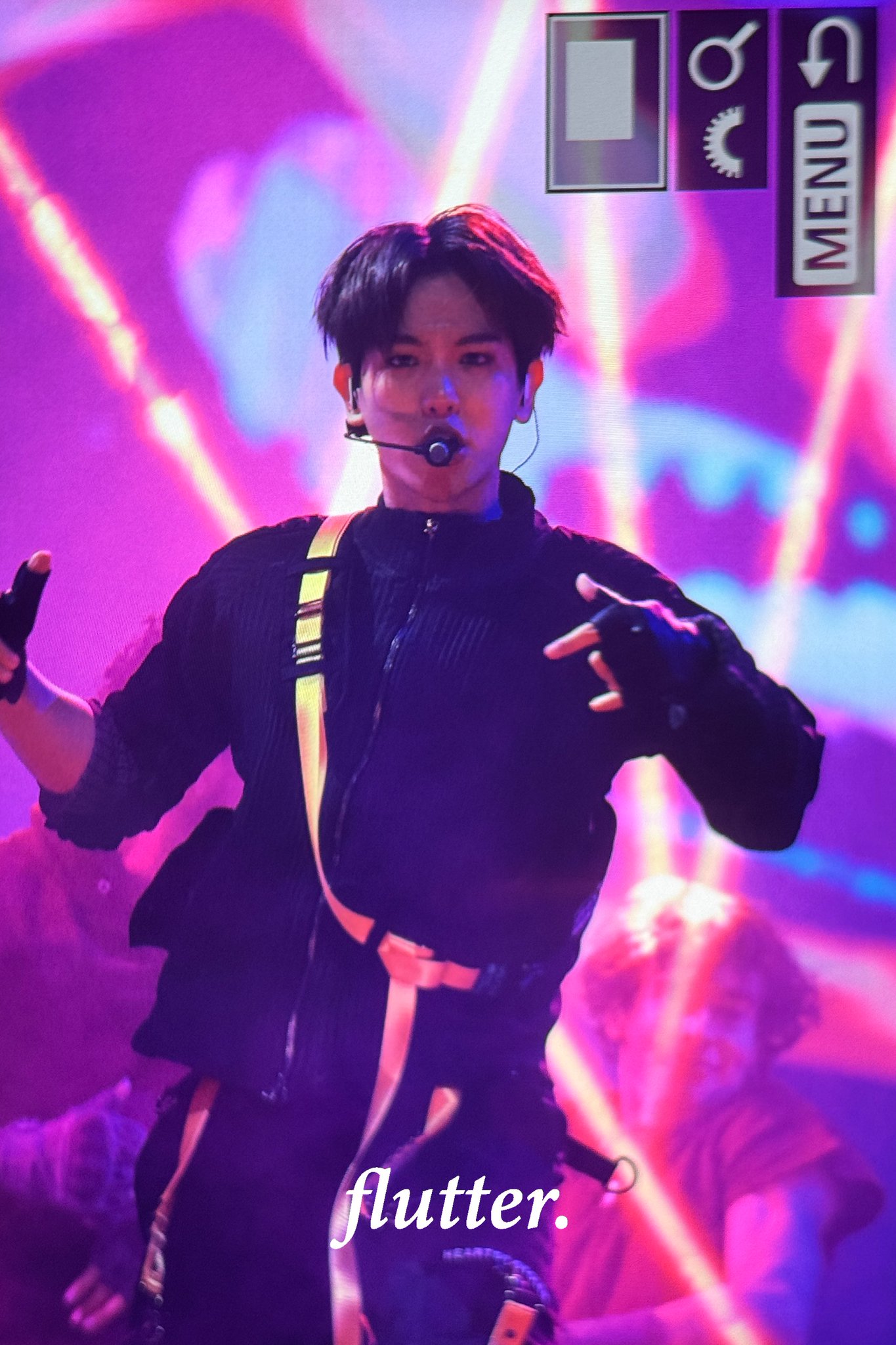 [잡담] 백현 오늘 착장도 쩔엇다 이즈리얼 그잡채 ㅠ | 인스티즈