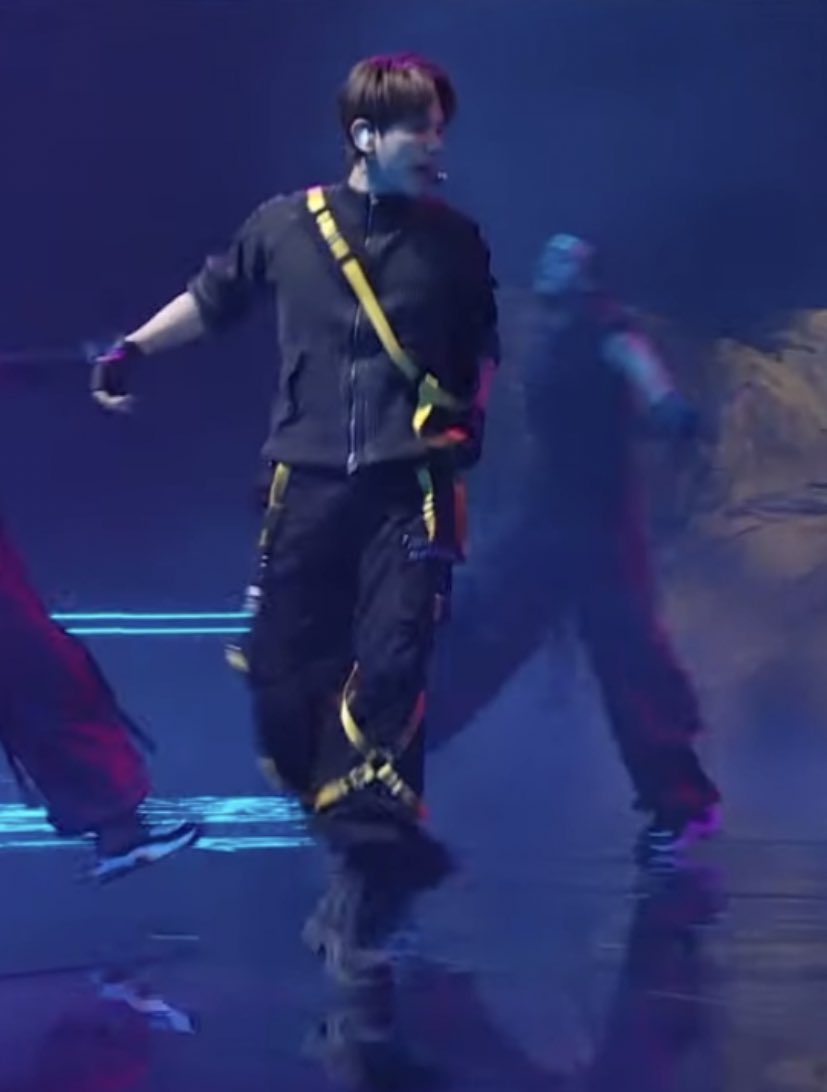 [잡담] 백현이 오늘 무대 의상 이즈리얼처럼 입은 거 좋다 🥺 | 인스티즈