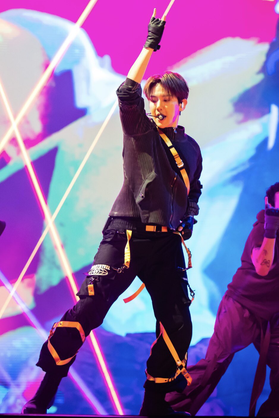 [잡담] 오늘 롤드컵 무대 백현이 짤들 | 인스티즈