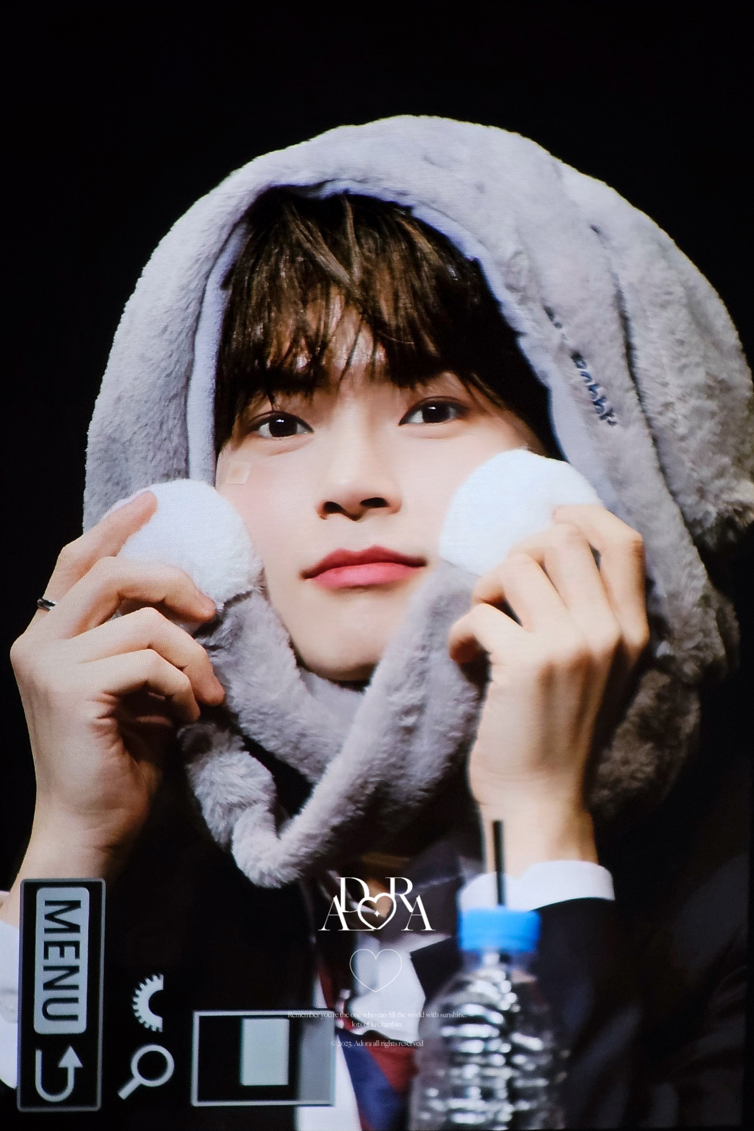 [잡담] 성한빈 팬싸 사진 이것두 귀엽다.. | 인스티즈