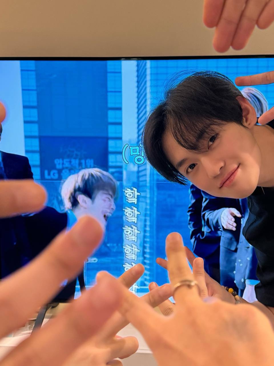 [잡담] 건장한 성인 남성 7명 모여서 하는 일 : 밥 먹으면서 본인들 자컨 보기 | 인스티즈