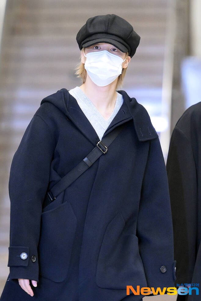 [잡담] 인간적으로 지민 오늘 공항에서 입은 코트랑 빵모자 정보 올라오면 알려줘라 | 인스티즈