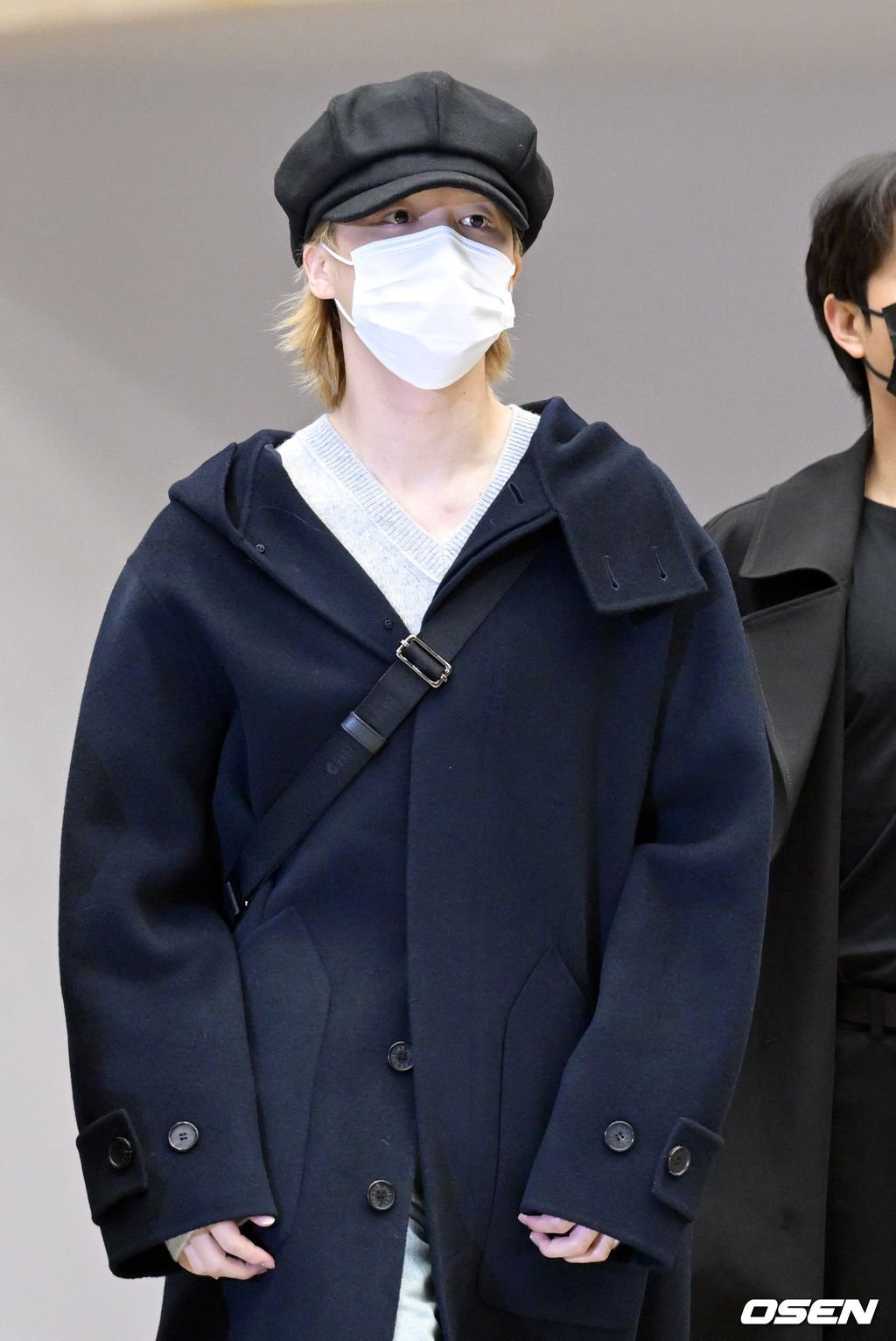 [잡담] 인간적으로 지민 오늘 공항에서 입은 코트랑 빵모자 정보 올라오면 알려줘라 | 인스티즈