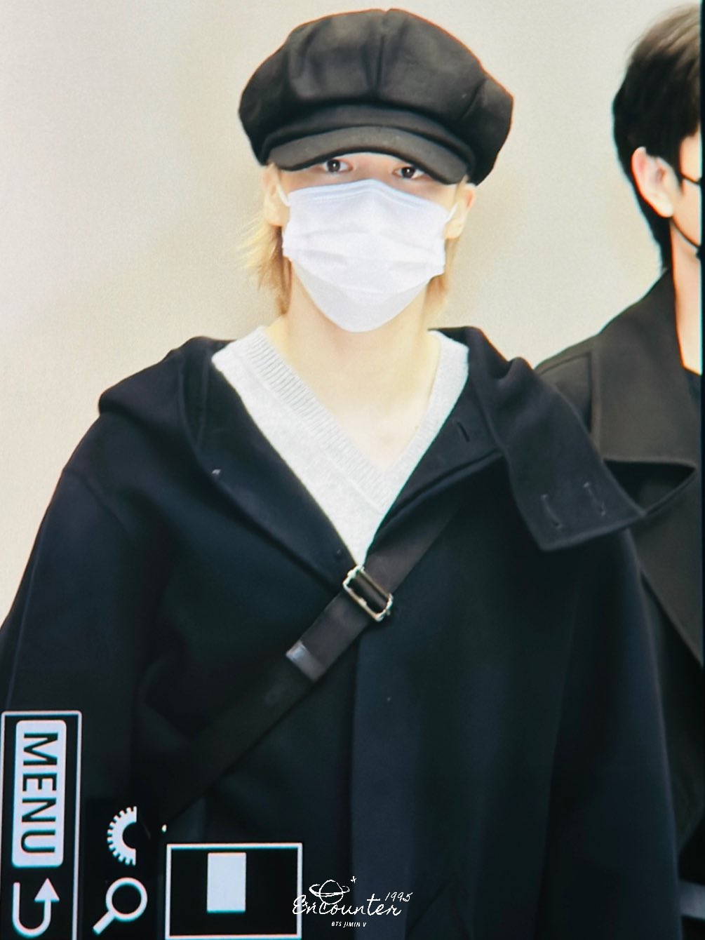 [잡담] 인간적으로 지민 오늘 공항에서 입은 코트랑 빵모자 정보 올라오면 알려줘라 | 인스티즈