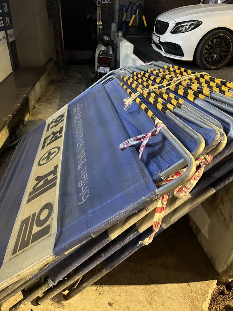 [잡담] 도로공사 한다고 해놓은 펜스가 통행방해하는데 이거 못 치우나... | 인스티즈