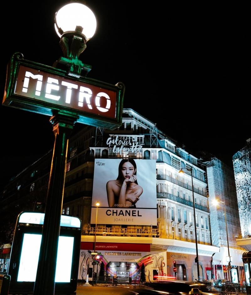 파리 라파예트 백화점에 걸린 블랙핑크 제니 샤넬캠페인.jpg | 인스티즈