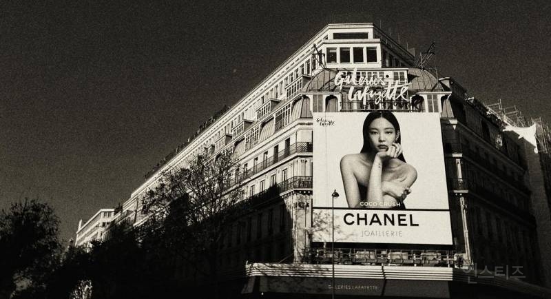 파리 라파예트 백화점에 걸린 블랙핑크 제니 샤넬캠페인.jpg | 인스티즈