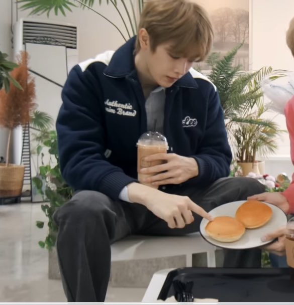 [잡담] 누가 성찬이 인스타감성카페 데리고 갔엌ㅋㅋㅋㅋㅋㅋㅋㅋㅋ | 인스티즈