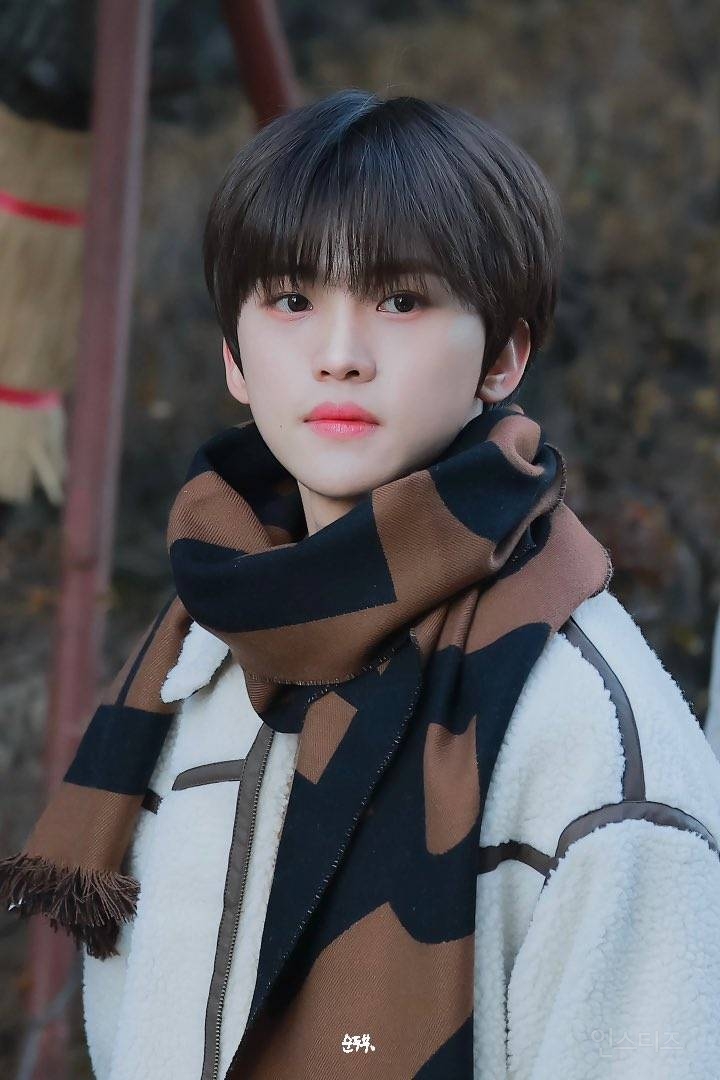 소화하기 힘들어 보이는 모자도 잘 소화하는 신인 남돌.jpg | 인스티즈