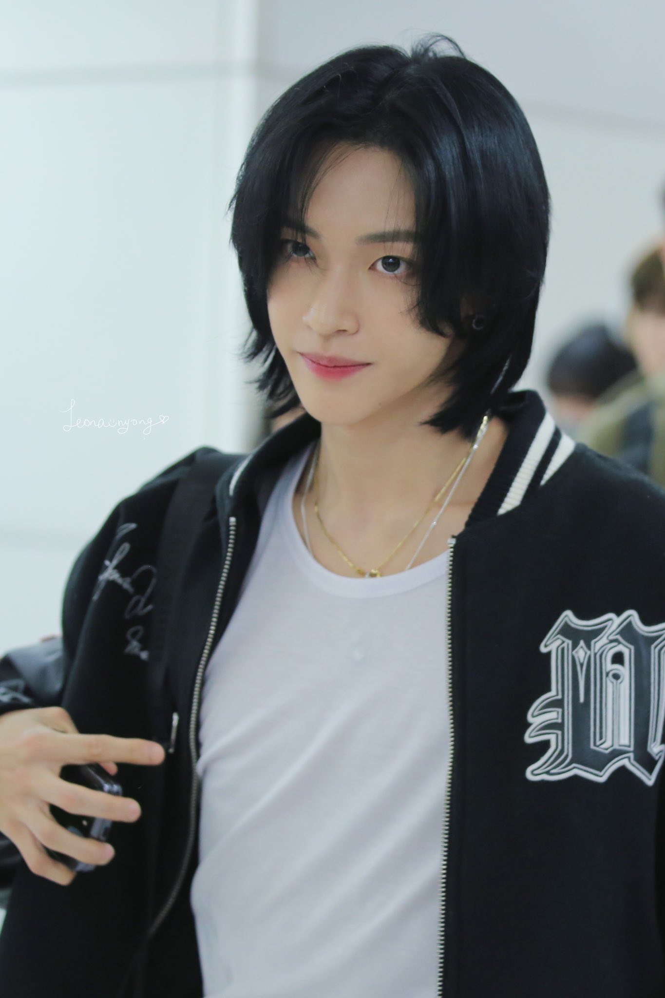 [잡담] 원빈이 티셔츠 얇아서 목걸이 비치는거 | 인스티즈