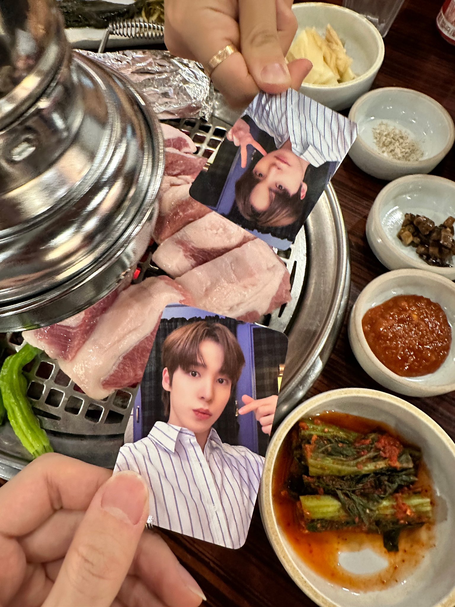 [잡담] 아니 오빠들 고기 불판 위에 포카 옷도 안 입히고 올리면 우째요 | 인스티즈