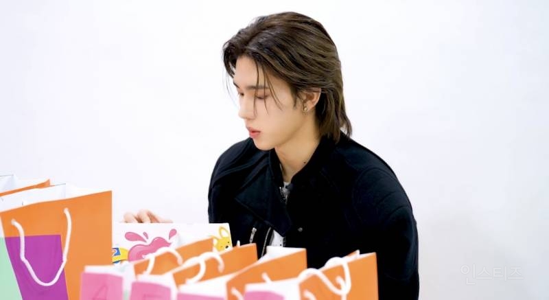 생일 날 뽀로로 젤리 받고 진심으로 좋아하는 남돌.jpg | 인스티즈