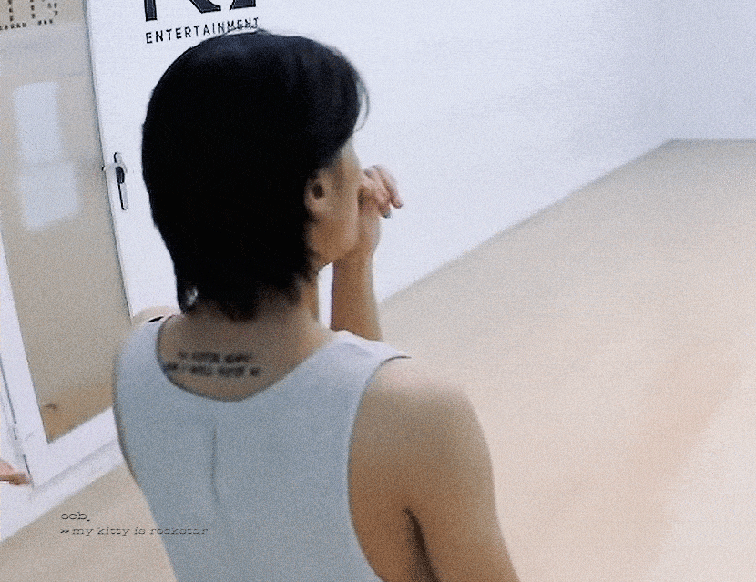 [잡담] 뒷머리 긴 거랑 등에 타투 잘 보이는 거 너무 좋다 | 인스티즈