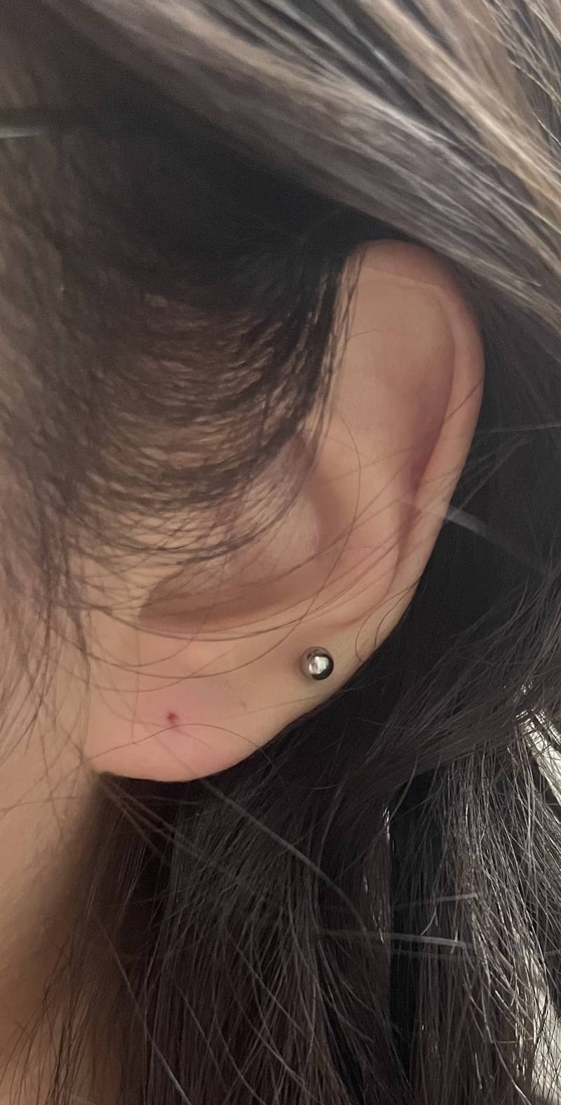[잡담] 어렸을때 귀뚫었더니 위치가 좀 맘에 안드는데.. | 인스티즈