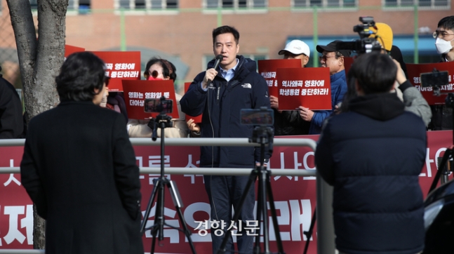 [정보/소식] '서울의 봄' 단체관람 막겠다고…학교 앞까지 들이닥친 극우단체 | 인스티즈