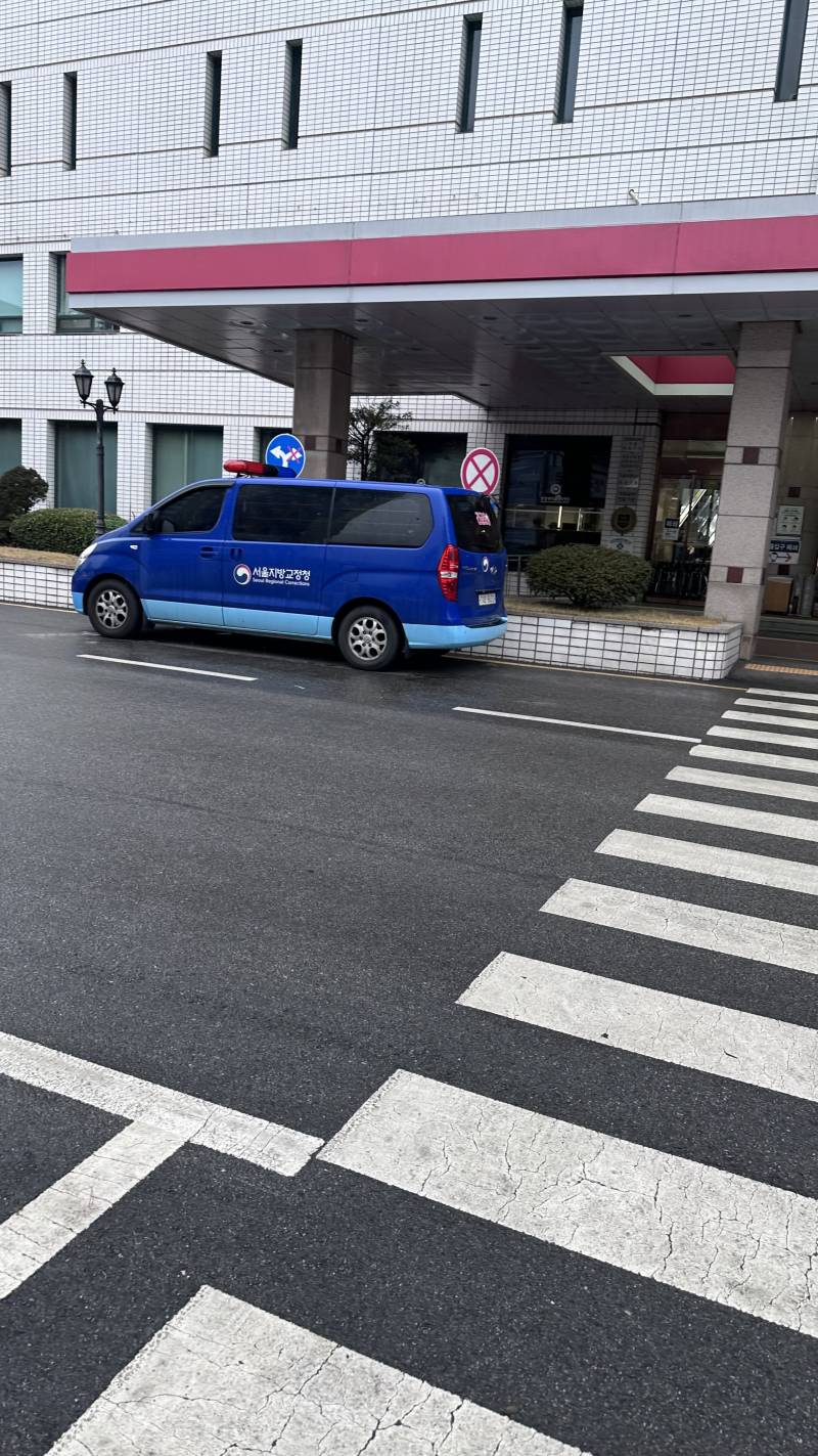 [잡담] 나 오늘 대학병원 다녀왔는데 교도소 차 봤음 | 인스티즈