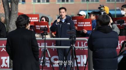 '서울의 봄' 단체관람 막겠다고…학교 앞까지 들이닥친 극우단체 | 인스티즈