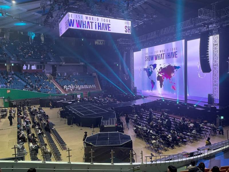 [잡담] 익들아 콘서트 갈까말까 고민되는데 시야 요정도이면 갈말..? | 인스티즈