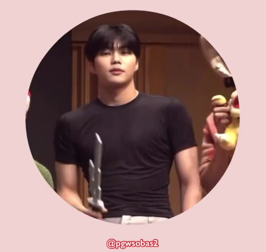 [잡담] 박건욱 골격이 진짜 말이 안 되게 좋은거같음... | 인스티즈