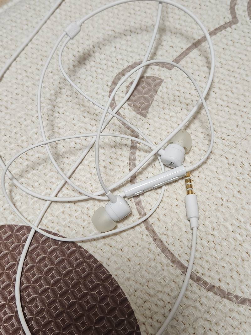 [잡담] 줄이어폰 쓰는 거 왜 이렇게 부끄럽냐 | 인스티즈