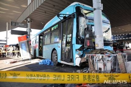 수원역 환승센터서 버스가 시민 덮쳐…"1명 사망·15명 부상"(종합) | 인스티즈