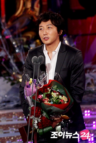 [잡담] 17년전 연예대상 받던 시절 탁재훈.jpg | 인스티즈