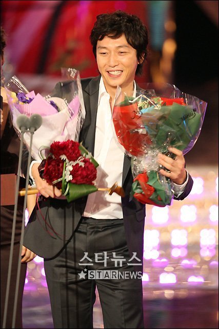 [잡담] 17년전 연예대상 받던 시절 탁재훈.jpg | 인스티즈