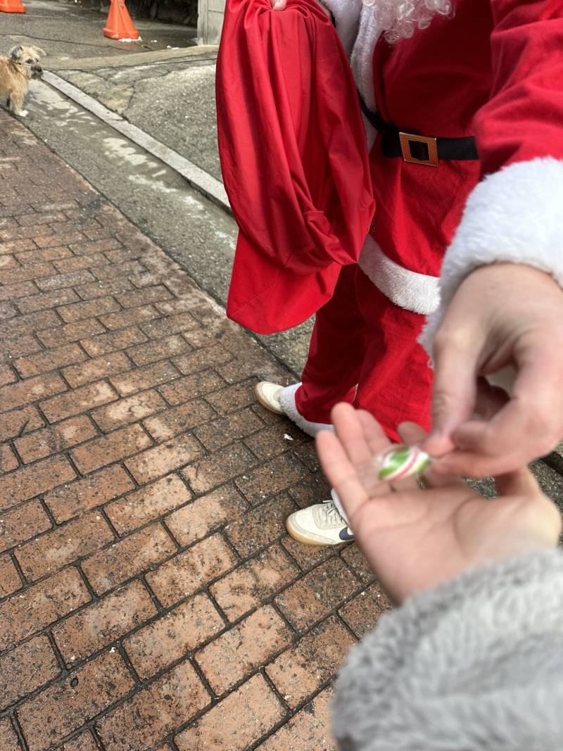 동네 산책길에 산타 할아버지랑 루돌프 만나서 사탕 받음🎄 | 인스티즈