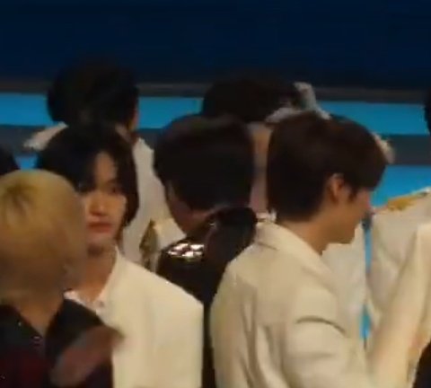 [잡담] 원빈 앤톤 둘다 주먹만한 깃털 달고 있음 ㅋㅋㅋㅋㅋㅋ | 인스티즈