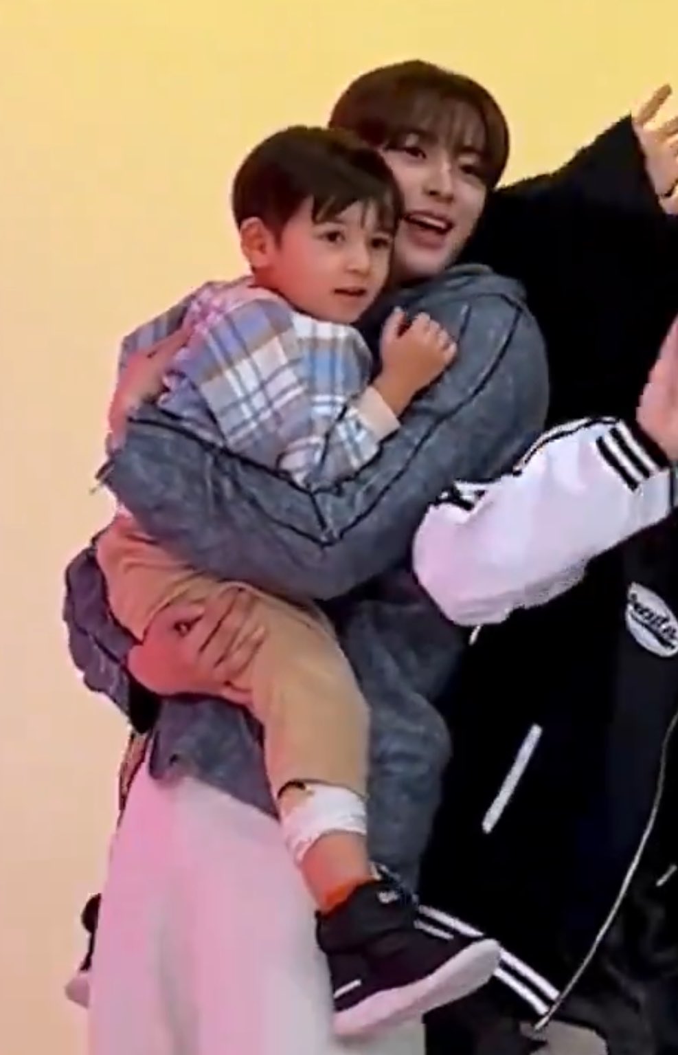 [잡담] 애기 안고있는 앤톤 봐 | 인스티즈