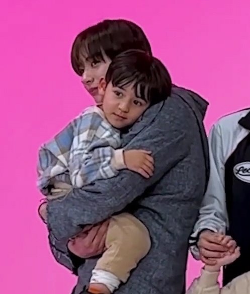 [잡담] 앤톤이 안고 있는 애기 되게 편해보이는데 | 인스티즈