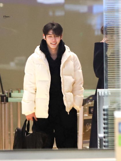 [잡담] 김지웅 사복 개이뻐ㅠ 하고 앓다가 구찌로고플레이 오지는거보고 당황 | 인스티즈