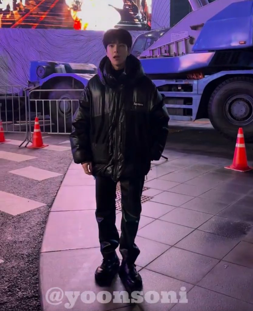 [잡담] 더보이즈 영훈 더비한테만 핫팩 준다고 더비응원봉 찾는거 너무 귀여움 | 인스티즈