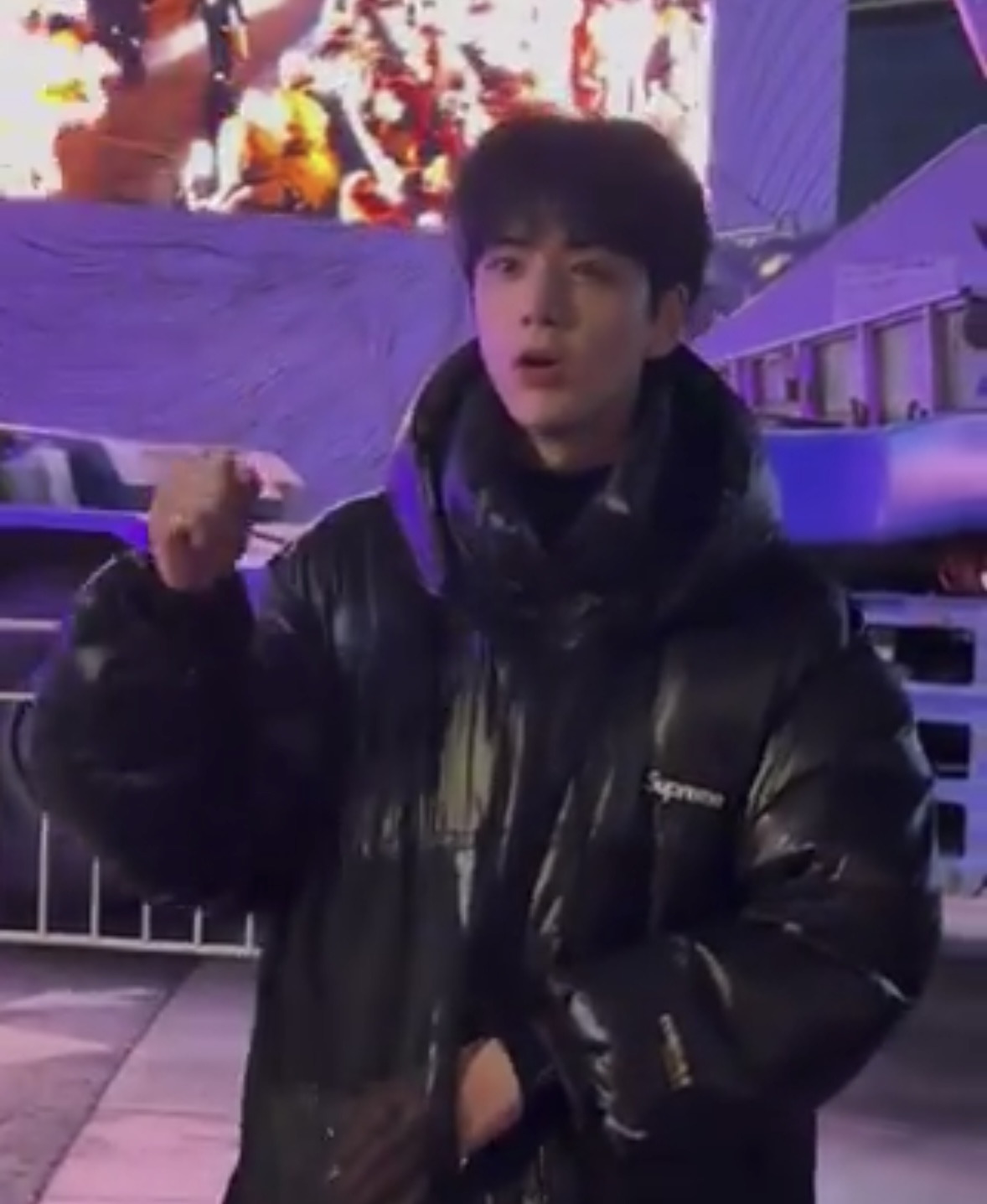 [잡담] 더보이즈 영훈 더비한테만 핫팩 준다고 더비응원봉 찾는거 너무 귀여움 | 인스티즈