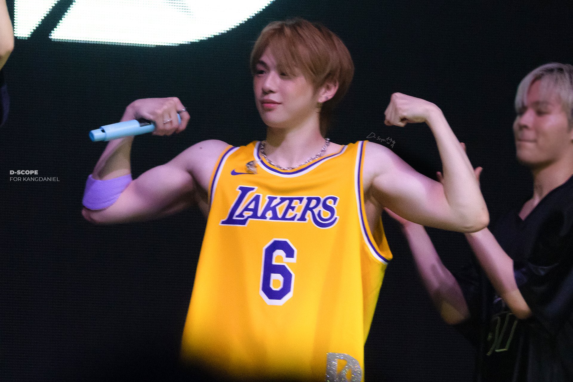 [잡담] 강다니엘 무대에서 이런 민소매 입은거 처음 봐 | 인스티즈