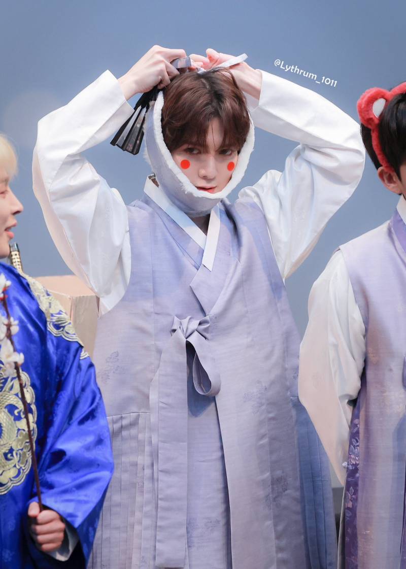 한국 전통 방한구 '볼끼' 착용한 남돌 | 인스티즈